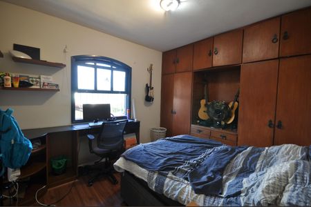 Casa à venda com 200m², 4 quartos e 2 vagasQuarto 