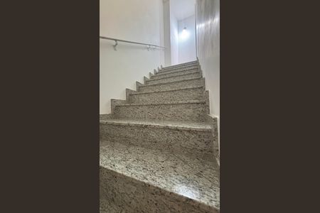 Apartamento para alugar com 95m², 2 quartos e 1 vaga Apartamento para alugar com 95m², 2 quartos e 1 vagaEscada