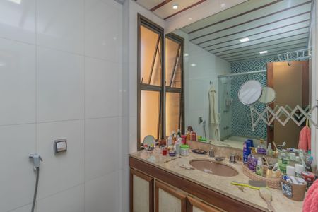 Apartamento à venda com 155m², 4 quartos e 2 vagas Apartamento à venda com 155m², 4 quartos e 2 vagasBanheiro da Suíte