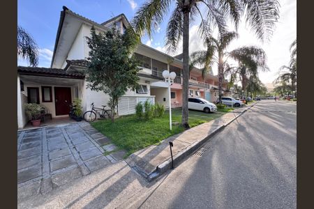 Casa de condomínio à venda com 140m², 3 quartos e 1 vaga Casa de condomínio à venda com 140m², 3 quartos e 1 vagaFachada
