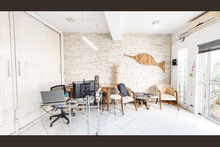 Casa à venda com 273m², 3 quartos e 4 vagas Casa à venda com 273m², 3 quartos e 4 vagasÁrea comum