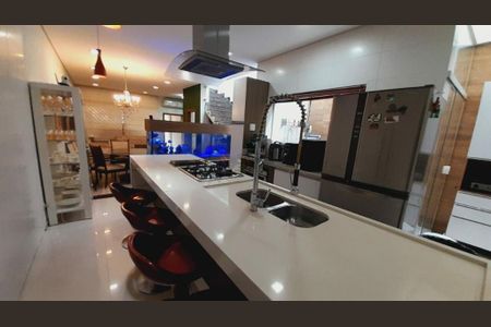 Casa à venda com 4 quartos, 300m² em Vila Santa Clara, São Paulo