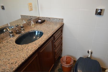 Apartamento à venda com 468m², 4 quartos e 8 vagasBanheiro da Suíte 2