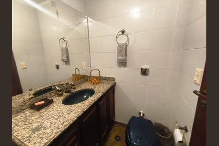 Apartamento à venda com 468m², 4 quartos e 8 vagas Apartamento à venda com 468m², 4 quartos e 8 vagasBanheiro da Suíte 1