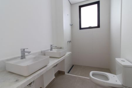 Apartamento à venda com 140m², 3 quartos e 3 vagas Apartamento à venda com 140m², 3 quartos e 3 vagasBanheiro da Suíte 2