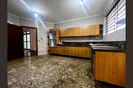 Casa à venda com 300m², 4 quartos e 8 vagas Casa à venda com 300m², 4 quartos e 8 vagasCozinha