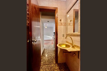 Casa à venda com 300m², 4 quartos e 8 vagasLavabo