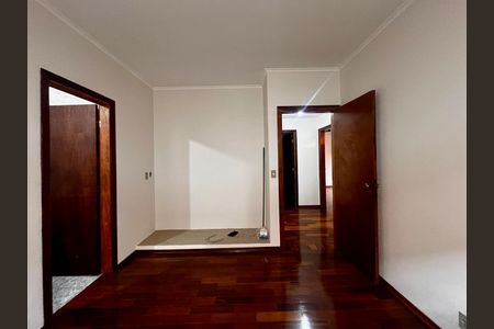 Casa à venda com 300m², 4 quartos e 8 vagasSuíte 2