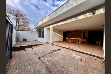 Casa à venda com 300m², 4 quartos e 8 vagas Casa à venda com 300m², 4 quartos e 8 vagasÁrea comum