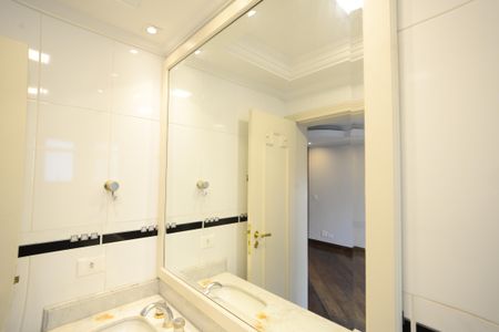 Apartamento à venda com 623m², 4 quartos e 6 vagasBanheiro da Suíte 1