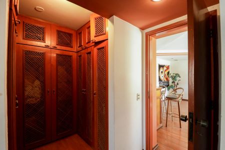 Apartamento à venda com 370m², 4 quartos e 4 vagas Apartamento à venda com 370m², 4 quartos e 4 vagasCloset da Suíte 2