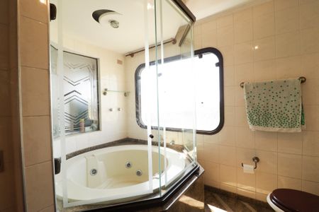 Apartamento à venda com 370m², 4 quartos e 4 vagas Apartamento à venda com 370m², 4 quartos e 4 vagasBanheiro da Suíte 2