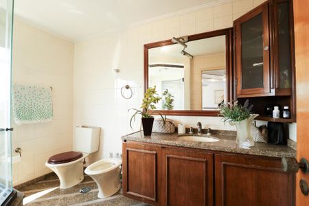 Apartamento à venda com 370m², 4 quartos e 4 vagas Apartamento à venda com 370m², 4 quartos e 4 vagasBanheiro da Suíte 2