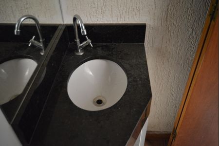 Casa à venda com 88m², 2 quartos e 1 vagaÁrea de Serviço - Lavabo