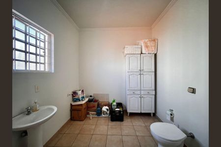 Casa à venda com 170m², 4 quartos e 2 vagas Casa à venda com 170m², 4 quartos e 2 vagasBanheiro de Serviço