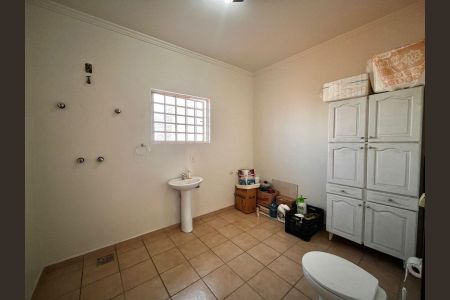 Casa à venda com 170m², 4 quartos e 2 vagas Casa à venda com 170m², 4 quartos e 2 vagasBanheiro de Serviço