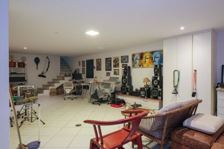 Casa à venda com 340m², 4 quartos e 5 vagas Casa à venda com 340m², 4 quartos e 5 vagasÁrea comum - Salão de festas