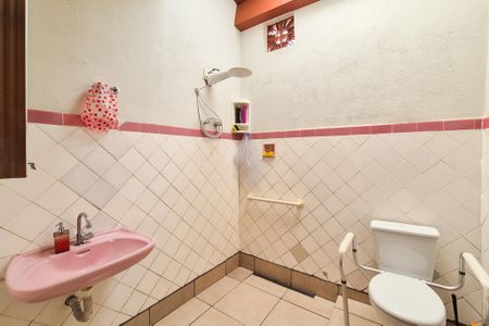 Casa à venda com 303m², 2 quartos e 1 vaga Casa à venda com 303m², 2 quartos e 1 vagaBanheiro de serviço