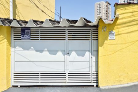 Casa à venda com 303m², 2 quartos e 1 vaga Casa à venda com 303m², 2 quartos e 1 vagaFachada