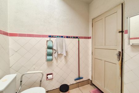 Casa à venda com 303m², 2 quartos e 1 vaga Casa à venda com 303m², 2 quartos e 1 vagaBanheiro de serviço