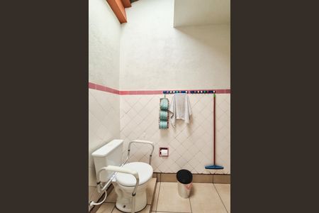 Casa à venda com 303m², 2 quartos e 1 vaga Casa à venda com 303m², 2 quartos e 1 vagaBanheiro de serviço