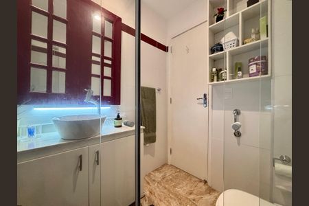 Apartamento à venda com 86m², 2 quartos e sem vaga Apartamento à venda com 86m², 2 quartos e sem vagaBanheiro social