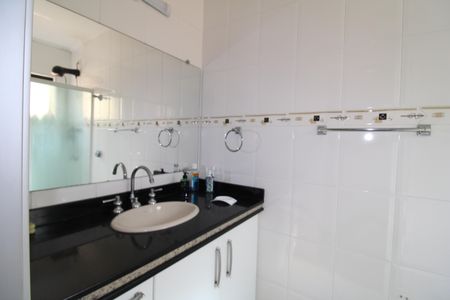 Casa à venda com 280m², 3 quartos e 8 vagasBanheiro da Suíte 1