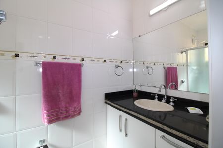 Casa à venda com 280m², 3 quartos e 8 vagasBanheiro da Suíte 2