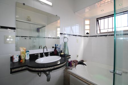 Casa à venda com 280m², 3 quartos e 8 vagasBanheiro da Suíte 3