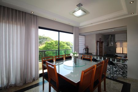 Casa à venda com 280m², 3 quartos e 8 vagasSala 1