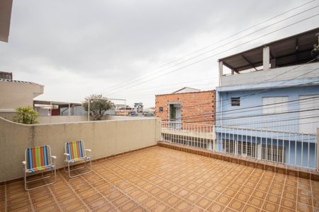 Casa à venda com 170m², 4 quartos e 2 vagas Casa à venda com 170m², 4 quartos e 2 vagasTerraço