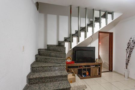 Casa à venda com 132m², 2 quartos e 2 vagas Casa à venda com 132m², 2 quartos e 2 vagasEscada
