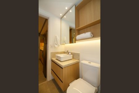Banheiro de kitnet/studio para alugar com 1 quarto, 27m² em Pinheiros, São Paulo