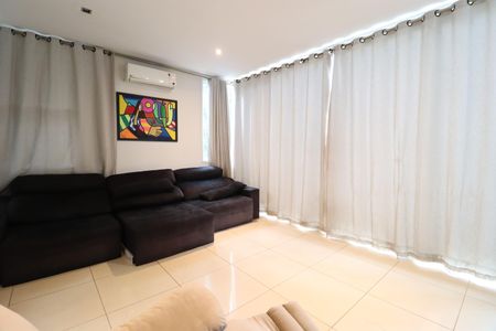 Casa para alugar com 490m², 4 quartos e 4 vagasSala de TV