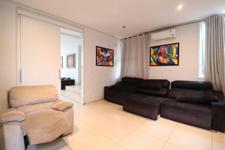 Casa para alugar com 490m², 4 quartos e 4 vagasSala de TV