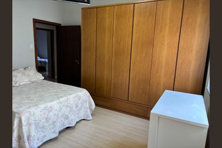 Casa à venda com 340m², 5 quartos e 4 vagas Casa à venda com 340m², 5 quartos e 4 vagasQuarto