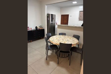 Casa à venda com 340m², 5 quartos e 4 vagas Casa à venda com 340m², 5 quartos e 4 vagasSala