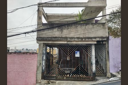 Casa à venda com 150m², 6 quartos e sem vaga Casa à venda com 150m², 6 quartos e sem vagaFachada