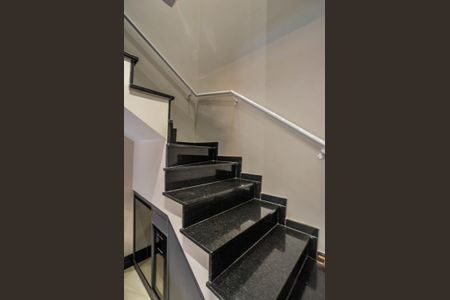 Apartamento à venda com 120m², 2 quartos e 2 vagas Apartamento à venda com 120m², 2 quartos e 2 vagasEscada