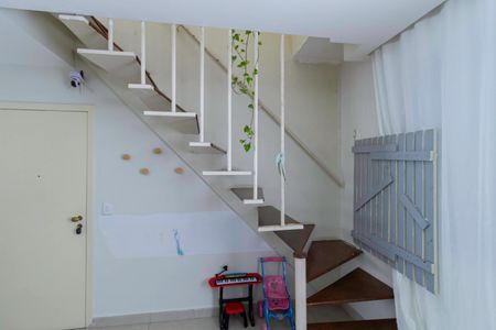 Apartamento à venda com 160m², 4 quartos e 2 vagas Apartamento à venda com 160m², 4 quartos e 2 vagasEscada