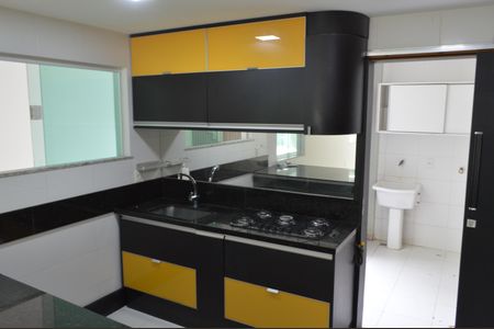 Casa de condomínio à venda com 188m², 4 quartos e 3 vagas Casa de condomínio à venda com 188m², 4 quartos e 3 vagasCozinha