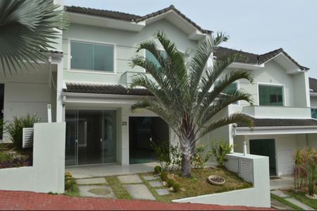 Casa de condomínio à venda com 188m², 4 quartos e 3 vagas Casa de condomínio à venda com 188m², 4 quartos e 3 vagasFachada