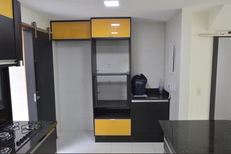 Casa de condomínio à venda com 188m², 4 quartos e 3 vagas Casa de condomínio à venda com 188m², 4 quartos e 3 vagasCozinha