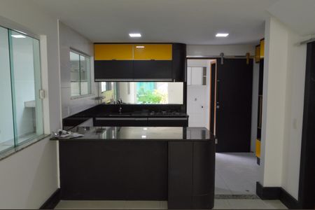 Casa de condomínio à venda com 188m², 4 quartos e 3 vagas Casa de condomínio à venda com 188m², 4 quartos e 3 vagasCozinha