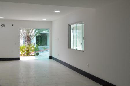 Casa de condomínio à venda com 188m², 4 quartos e 3 vagas Casa de condomínio à venda com 188m², 4 quartos e 3 vagasSala