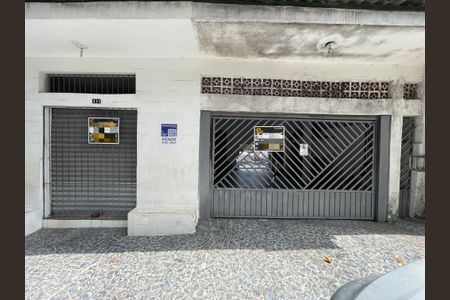 Casa à venda com 200m², 2 quartos e 2 vagas Casa à venda com 200m², 2 quartos e 2 vagasFachada