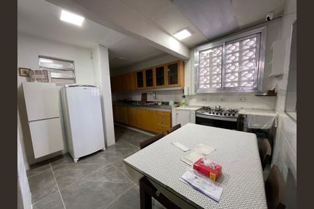 Casa à venda com 200m², 2 quartos e 2 vagas Casa à venda com 200m², 2 quartos e 2 vagasCozinha