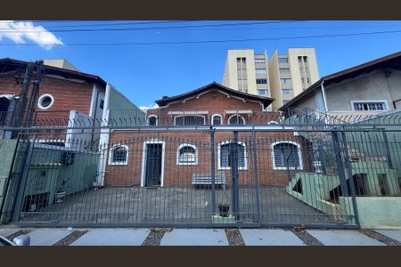 Casa à venda com 245m², 6 quartos e 3 vagas Casa à venda com 245m², 6 quartos e 3 vagasFachada