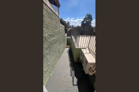 Casa à venda com 245m², 6 quartos e 3 vagas Casa à venda com 245m², 6 quartos e 3 vagasEscada