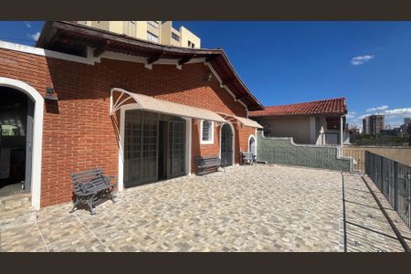Casa à venda com 245m², 6 quartos e 3 vagas Casa à venda com 245m², 6 quartos e 3 vagasTerraço